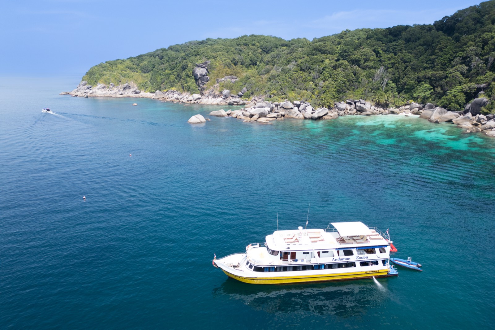 Bunmee 4 przy brzegu Wysp Similan, widok z drona