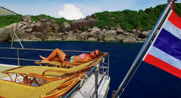 Odpoczynek na solarium łodzi Bunmee 4 podczas rejsu nurkowego w Tajlandii
