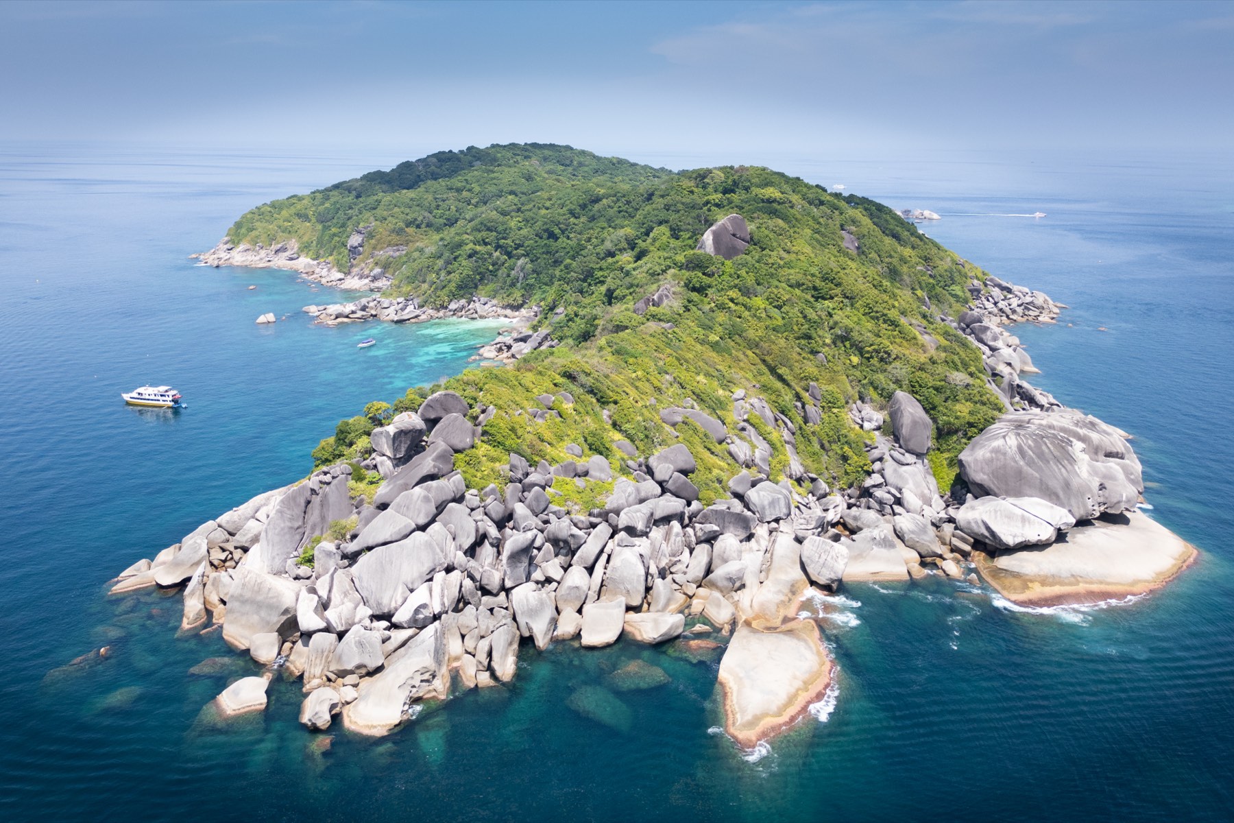 Łódź Bunmee 4 przy granitowej wyspie archipelagu Similan, widok z drona