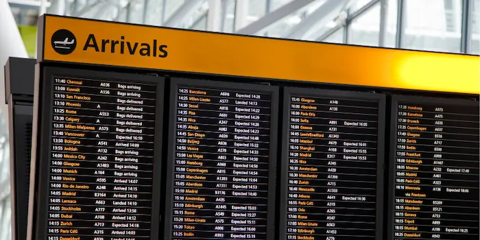 Tablica przylotów na lotnisku: transfer z lotniska Phuket do Khao Lak